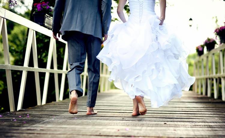 Matka pana młodego karmiła go piersią. Zostali nakryci w toalecie