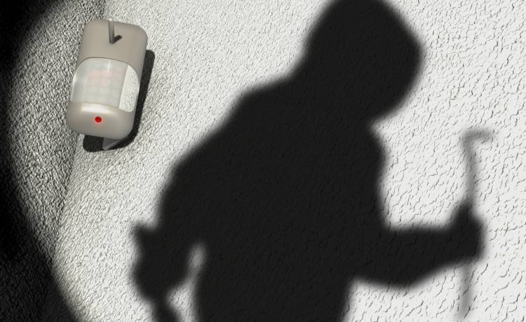 Napadł na sklep z kartonem na głowie. Nie wszystko poszło zgodnie z planem [WIDEO]