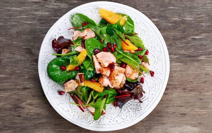 Ania Starmach podzieliła się przepisem na lekki obiad w upalne dni. Spróbuj sałatki z pomarańczami i łososiem! 