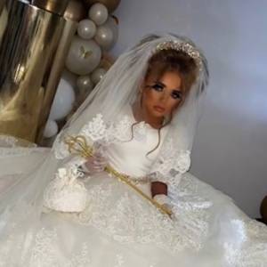 Bogata suknia, welon i tiara. Tak ubrali ją na Komunię. Internauci podzieleni: "Za dużo" [WIDEO]