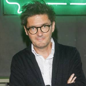 Kuba Wojewódzki na zdjęciu sprzed lat. Dziennikarzowi towarzyszą niemal nagie kobiety