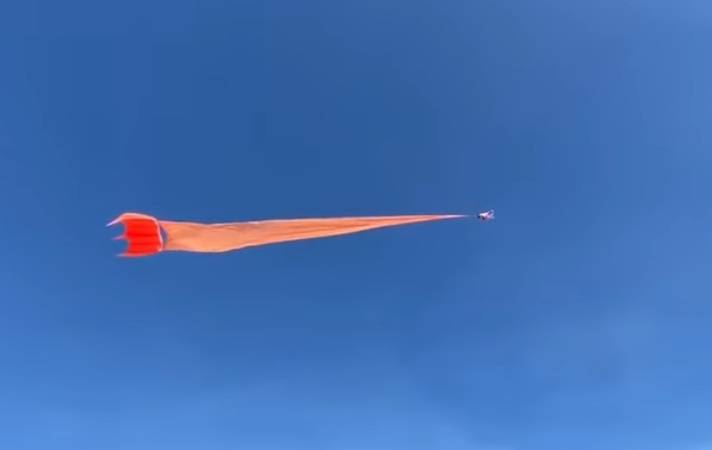 Latawiec porwał 3-latkę. Dziecko szybowało nad przerażonym tłumem [WIDEO]