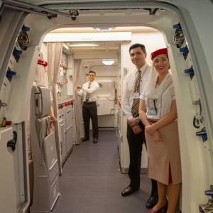Uśmiech stewardesy to nie tylko grzeczność – poznaj sekrety personelu pokładowego!