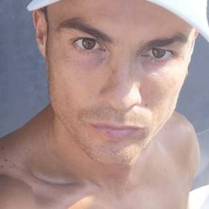 Cristiano Ronaldo diametralnie zmienił fryzurę. Burza loków podzieliła fanów!