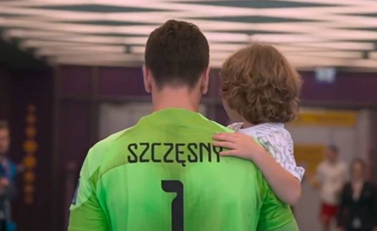 Wojciech Szczęsny pocieszał syna po przegranej z Francją. Internauci wzruszeni [WIDEO]