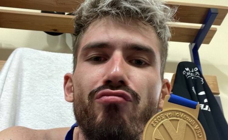 Tomasz Fornal i Sylwia Gaczorek całują się po zwycięstwie Polaków. "Najsłodsza para!" [FOTO]