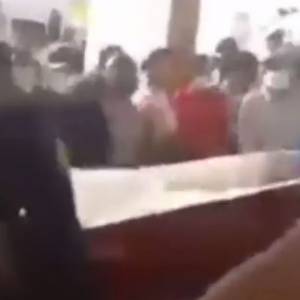 Szokujący incydent na ceremonii pogrzebowej. Kobieta "obudziła się" w trumnie! [WIDEO]