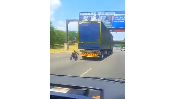 Szybki i wściekły? Jechał na wózku inwalidzkim po autostradzie... trzymając się ciężarówki! 