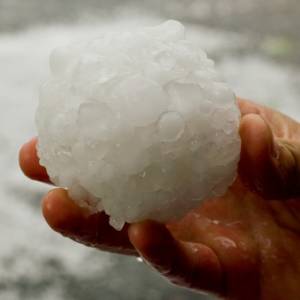 Grad o średnicy niemal 10 cm: "Chyba nigdy czegoś takiego nie widziałam"! Frot burzowy przechodzi przez Polskę                                                             