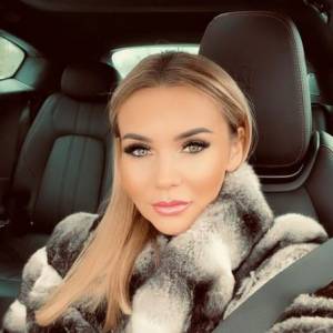 Monika Chwajoł odważnie odsłania głęboki dekolt. Gwiazda programu TTV kusi w sieci [FOTO]