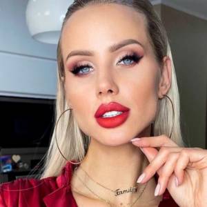 Marta Karpińska eksponuje wdzięki, dumając: "Nie jestem pewna czy to sukienka czy bielizna?" [FOTO]