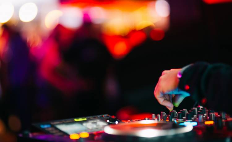 Władze rezygnują z części zapowiadanych obostrzeń. Co z Sylwestrem i do kiedy obowiązują restrykcje?