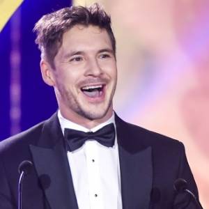 Mikołaj Roznerski w prześwitujących "galotach" rozśmiesza fanki. "Klasse" [WIDEO]