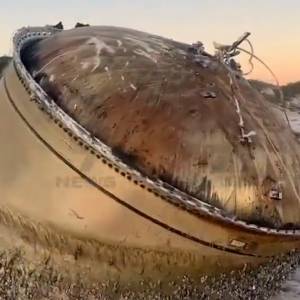 Wielka metalowa kopuła wyrzucona na plażę w Australii. Nie wiadomo, co to jest [FOTO]