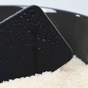 Nie wkładaj zalanego telefonu do ryżu. Apple ostrzega!