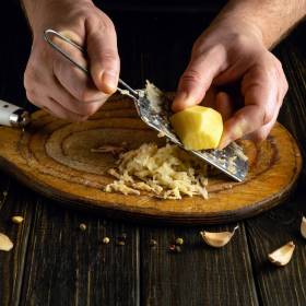 Dlaczego starte ziemniaki czernieją? Dodaj jedną łyżkę do masy na placki ziemniaczane