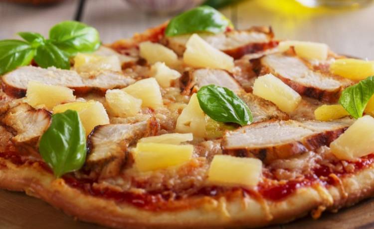 Pizza Hawajska nie pochodzi z Hawajów! Jej historia może Cię zaskoczyć!
