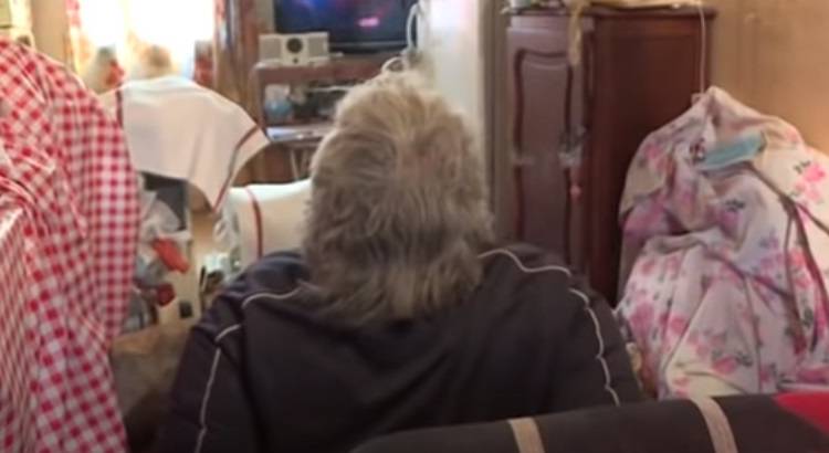 Mężczyzna ważący 250 kg utknął w mieszkaniu. Do ewakuacji użyto dźwigu [WIDEO] 