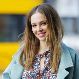 Anna Wendzikowska w mocno wyciętym stroju kąpielowym. Odważny model niewiele zasłania