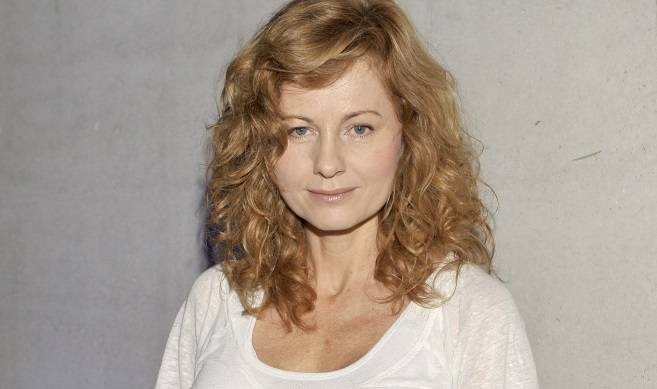 58-letnia Ewa Skibińska ubrała prześwitujący strój i stanęła przed obiektywem. Nowe zdjęcie aktorki trafiło do sieci! 