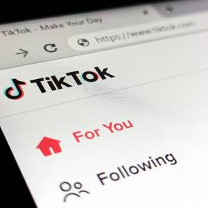 Nowy trend w sieci zagraża zdrowiu i życiu. Polska influencerka naraziła dziecko