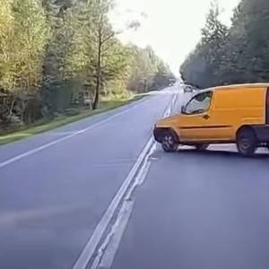 Nie radzimy robić tego na drodze! Nieodpowiedzialny kierowca prawie doprowadził do wypadku [WIDEO]
