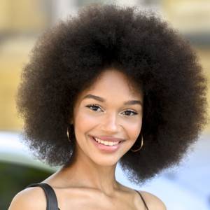 Nicole Akonchong eksponuje głęboki dekolt. Fani: "Bogini" [FOTO]