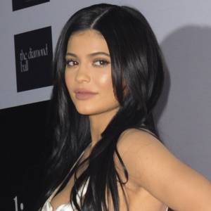Kylie Jenner w stroju kąpielowym ze swojej nowej kolekcji. Na wideo odważnie pręży i wygina ciało