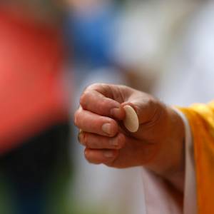 Czy można iść do komunii bez spowiedzi? Ksiądz wyjaśnia