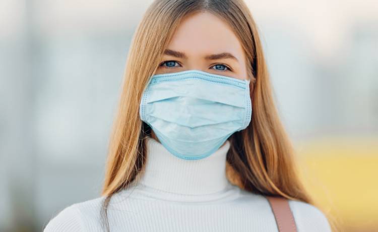 Rząd znosi obostrzenia. Co z obowiązkiem noszenia maseczek?