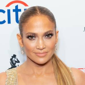 Jennifer Lopez kusi głębokim dekoltem: "Sensacyjna" [FOTO]