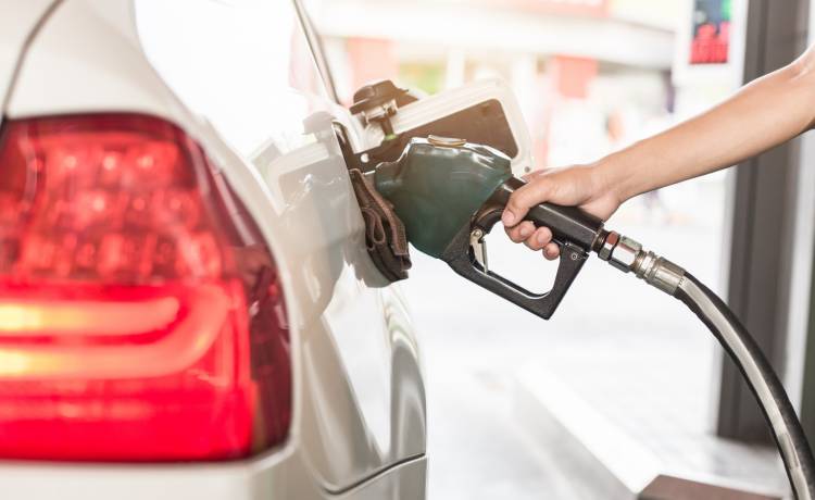 Wlał benzynę zamiast diesla. Próbując ratować się odkurzaczem doprowadził do eksplozji