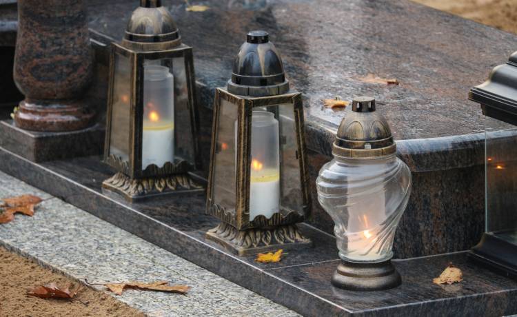 Jak poprawnie nazywać 1 listopada? Wszystkich Świętych czy Święto Zmarłych? 