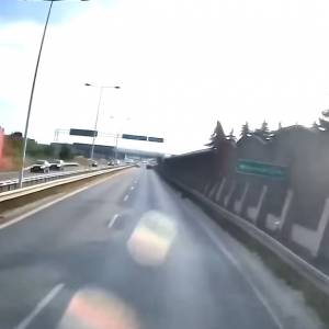 Kuriozalna sytuacja na autostradzie. Kierowcy jechali… pod prąd! [WIDEO]