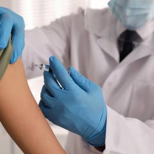 W ciągu jednego dnia przyjął 10 dawek szczepionki przeciw COVID-19. Powód szokuje