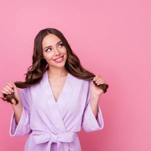 Zrobiła sobie loki na pasku od szlafroka bez użycia ciepła. Hit czy kit? [WIDEO]