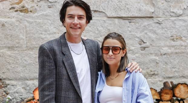 Julia Wieniawa nie spodziewała się takiego powitania na lotnisku. Nikodem Rozbicki przygotował dla niej niespodziankę!