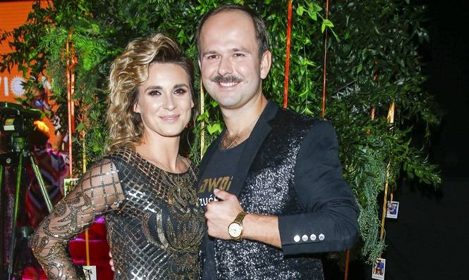 Kajra w odważnej i efektownej stylizacji! Żona Sławomira wzbudziła swoją kreacją spore emocje