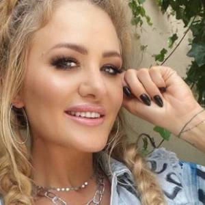 Ewa Mrozowska pokazała, jak prezentuje się jej figura 10 miesięcy po porodzie. "Marzenie" - komentują internauci 