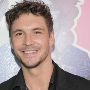 Mikołaj Roznerski na kadrze z serialowego planu. Zdjęciem pochwaliła się piękna aktorka! "Jesteście kochani"