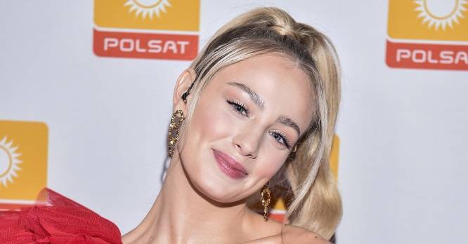 Wiktoria Gąsiewska z głębokim dekoltem i kieliszkiem w ręku. Tak wystroiła się na randkę