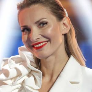 Joanna Moro zasłoniła piersi jedynie kwiatami. Aktorka pokazała śmiałe ujęcie! [ZDJĘCIE]