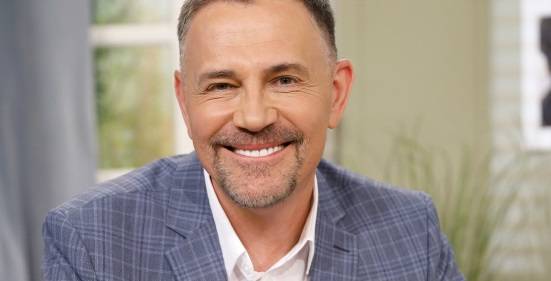 Krzysztof Ibisz z rocznym synem na rękach. Pierwsze urodziny Borysa świętował w oryginalnym miejscu