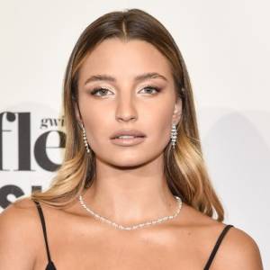 Złota Wieniawa robi furorę! Pozuje rozciągnięta na kanapie w skąpej mini. "Petarda!" [FOTO]