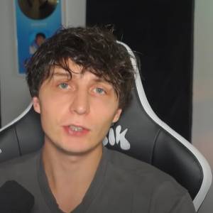 Czajnik pod ostrzałem! Internauci krytykują jego film. To materiał z wypadku rodziców