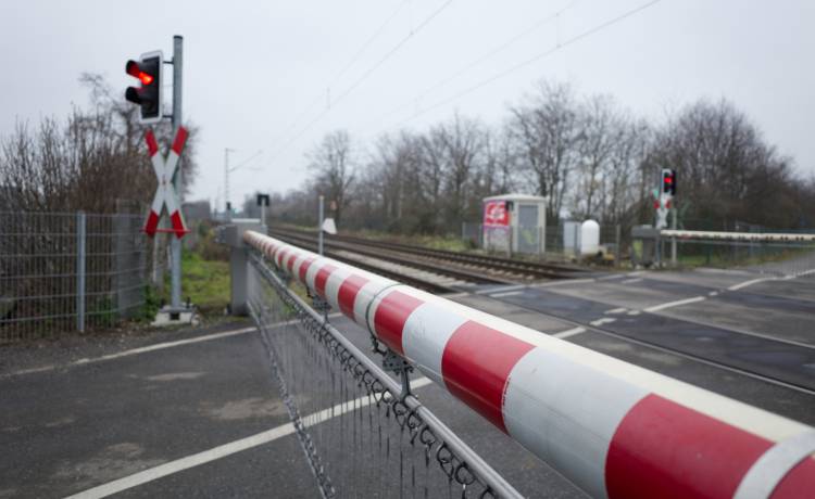 Kierowca autobusu wypełnionego pasażerami zignorował sygnalizację świetlną i zmasakrował szlaban! Nagranie opublikowano ku przestrodze [WIDEO]