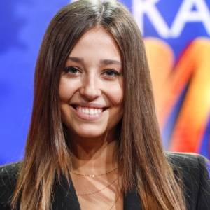 Izabella Krzan w mieniącym się bikini. Zsunięta koszula odkryła całkiem sporo! "Bardzo kusząco"