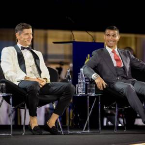 Robert Lewandowski najlepszym piłkarzem roku! Zapozował na ściance z żoną, Christianem Ronaldo i jego partnerką [ZDJĘCIA]