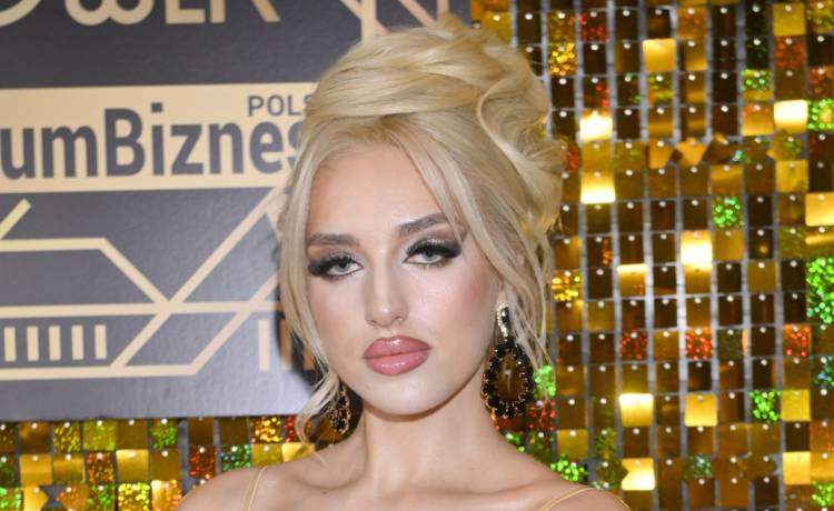 Caroline Derpienski w zmysłowej kreacji. Fanom odjęło mowę. "Petarda" [FOTO]