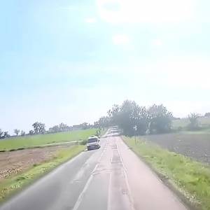 Metalowy klin wbił się w szybę niczym pocisk! "Kierowca ciężarówki może mówić o wielkim szczęściu" [WIDEO]